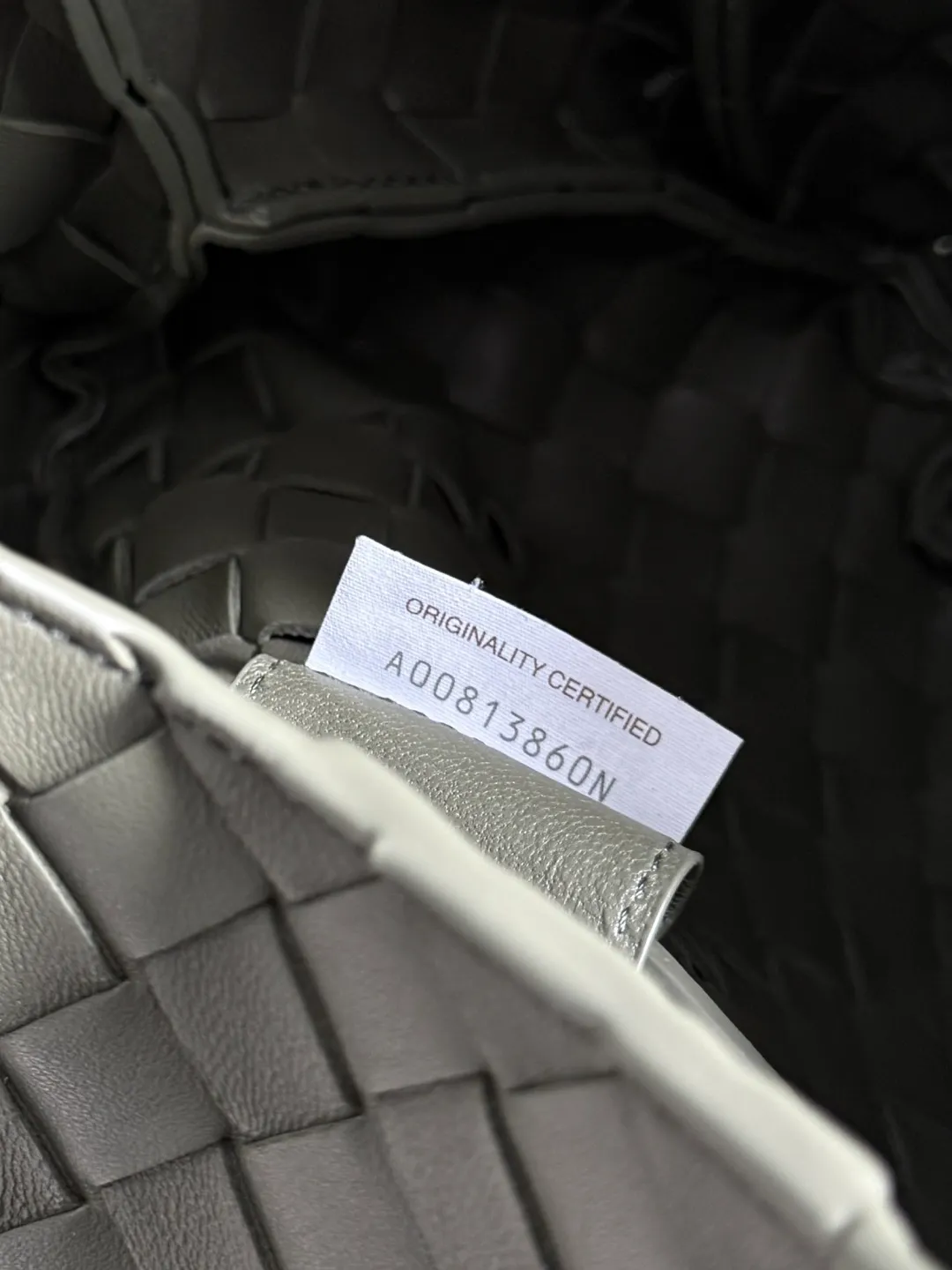 Batch 2160 new products are coming! BOTTEGA VENETA Bottega Veneta's 2025 new Campana shoulder bag is on the market~ First of all, I would like to praise the weight of this bag. As a not too small bag, it is very light for daily use. For people like me who need to carry a lot of belongings when going out, this advantage is great, and it greatly reduces the burden of traveling. 🛍️The shape is a bit like a combination of parachute and jodie. The blunt triangle shape is cute and honest. Carrying it on your back when going shopping is a good mood accelerator. The handles and body of the bag are both classic weaves. A tie is added to the original open design. If it is not tied up, the bag will look like a small vegetable basket when carried. Style number: 844249 Size: 33*20*16.5cm